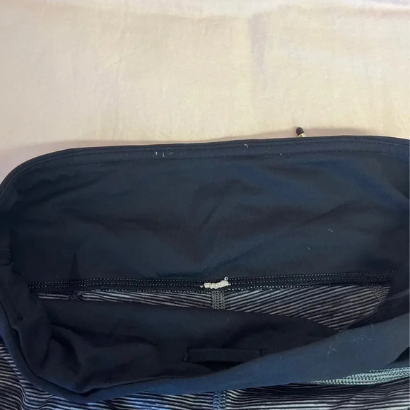 Lululemon Gray Striped Capris Size 4 - Picture 4 of 6